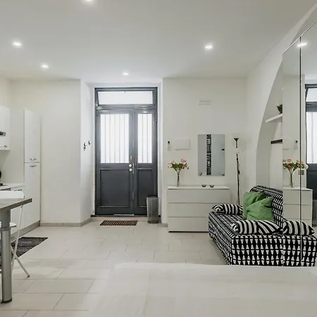 Apartment Black And White By Wonderful Italy Catania